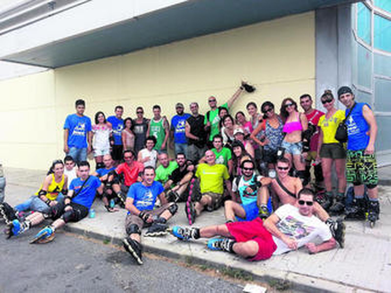 Distintos momentos vividos por los patinadores que participaron en la I Ruta Nocturna en Huelva.