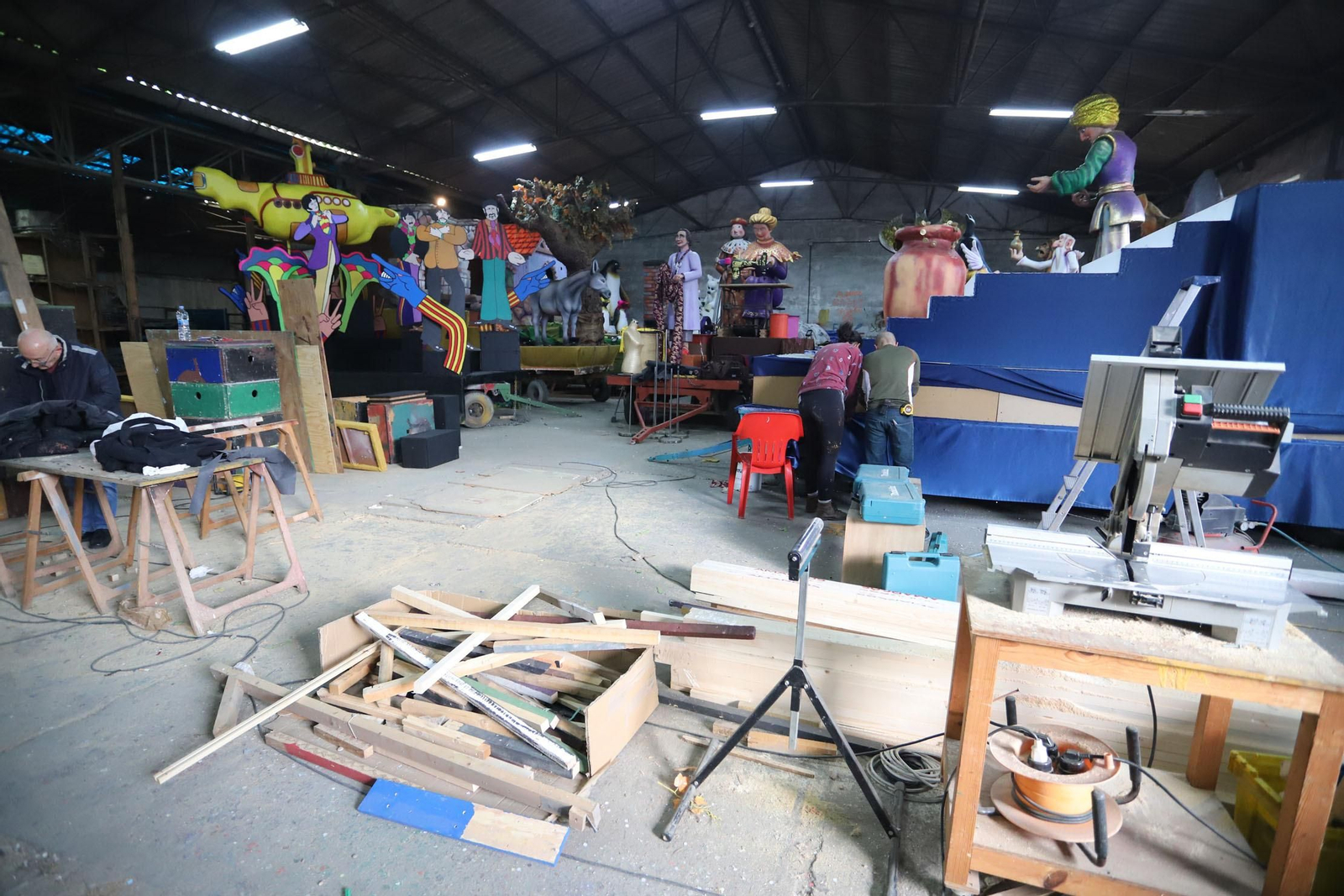 Imágenes de los preparativos de las carrozas de sus Majestades los Reyes Magos