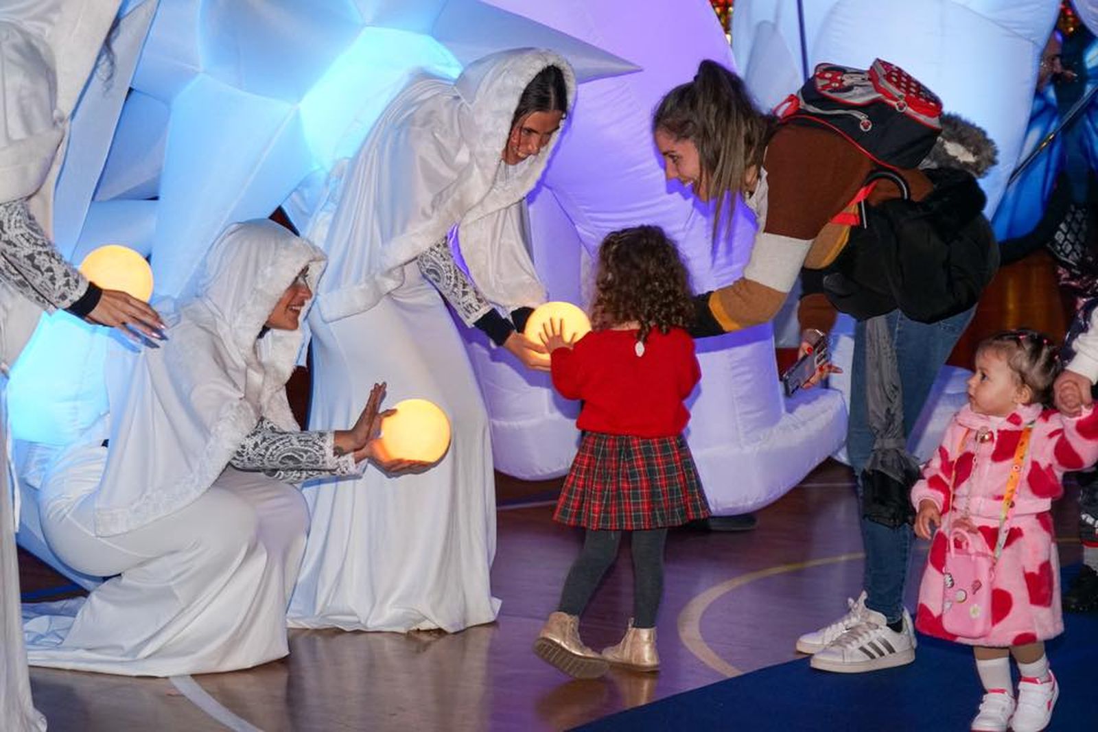 La lluvia no pudo con una ilusión desbordante en Vícar: la cabalgata estática, en imágenes
