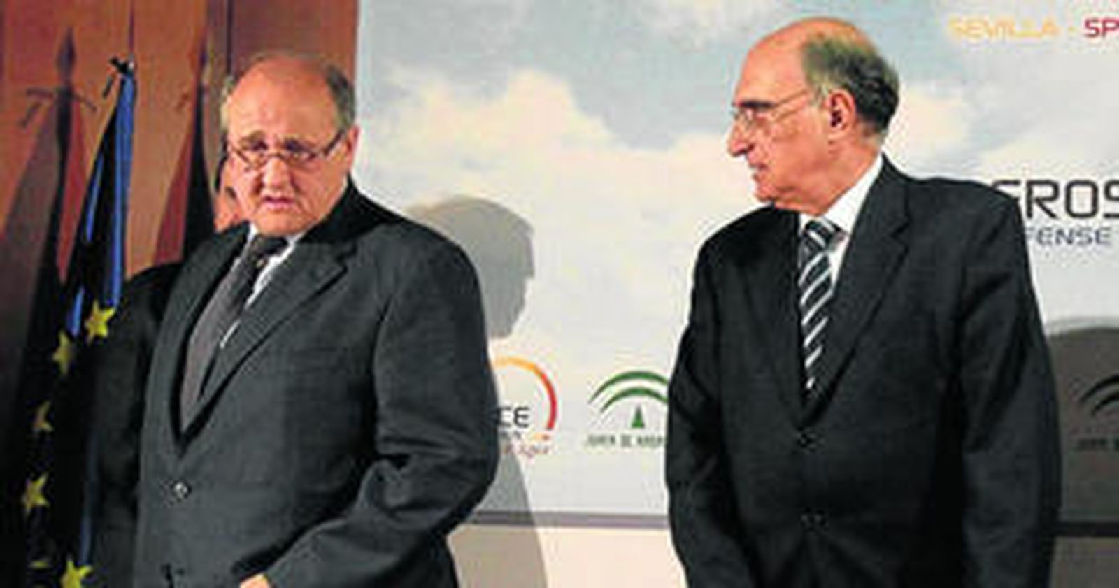 El director general de Alestis, Jesús García Argüelles, junto a Julián García Vargas, presidente de Tedae, ayer en Aerópolis (Sevilla).
