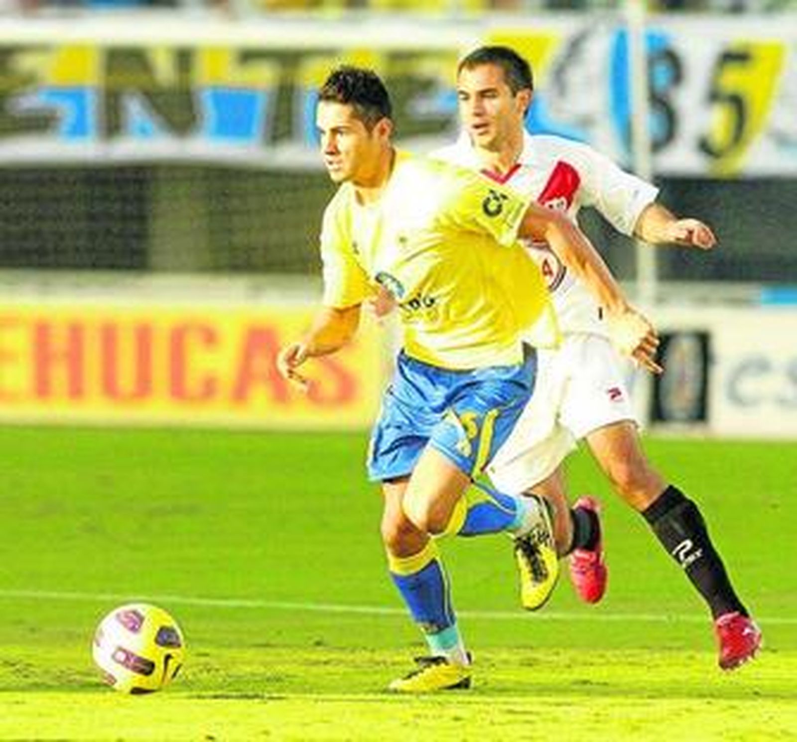 Vitolo conduce el balón tras superar al ex xerecista Armenteros, que terminó expulsado.