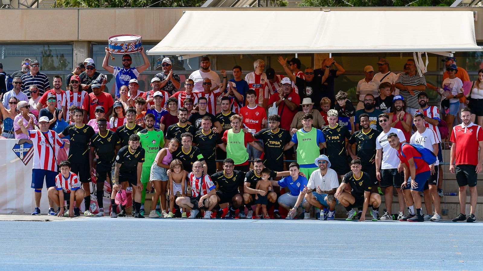 La plantilla almeriense posa con su afición el pasado domingo