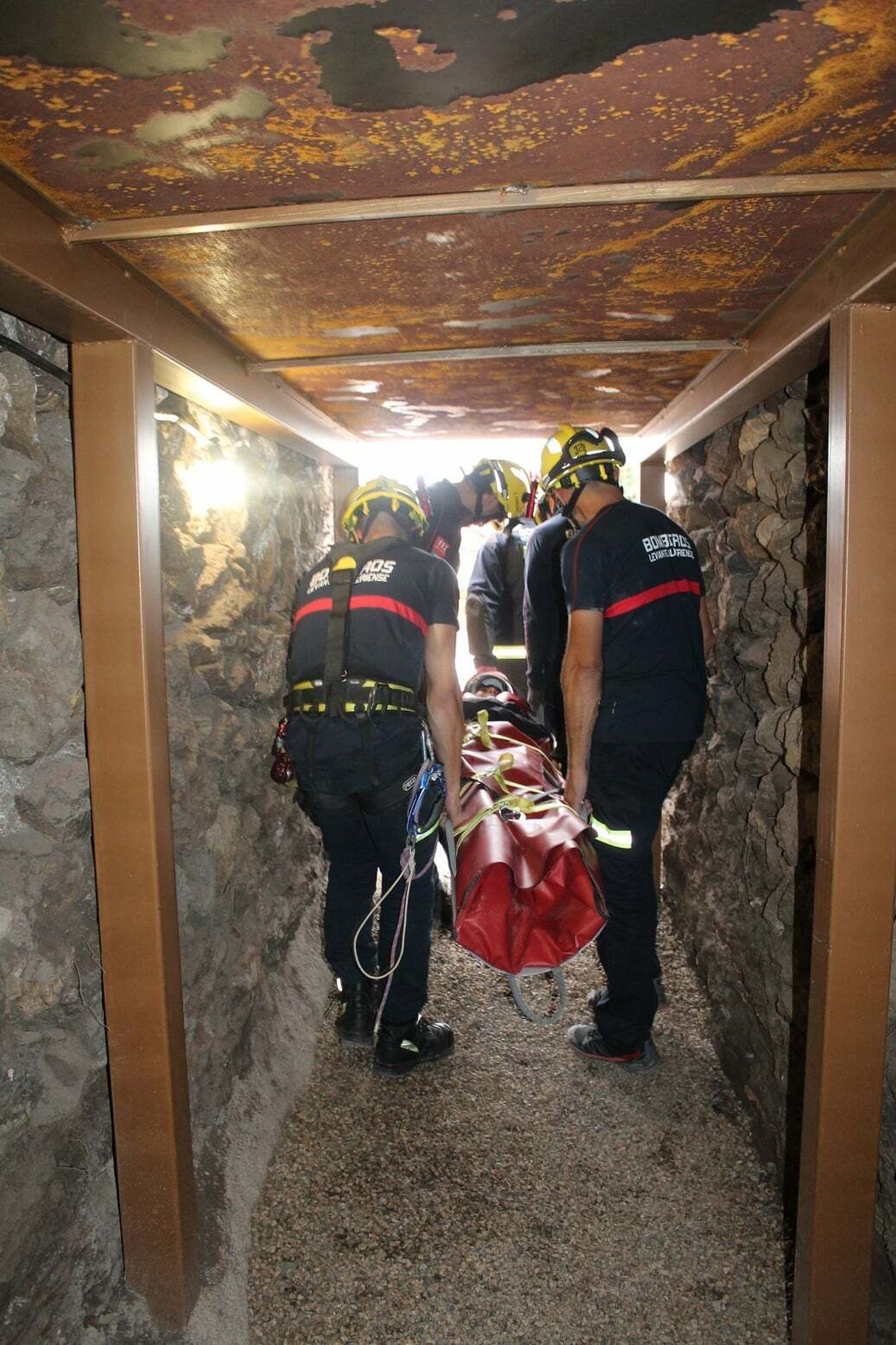 Evacuación del herido a través de las galerías de la mina.