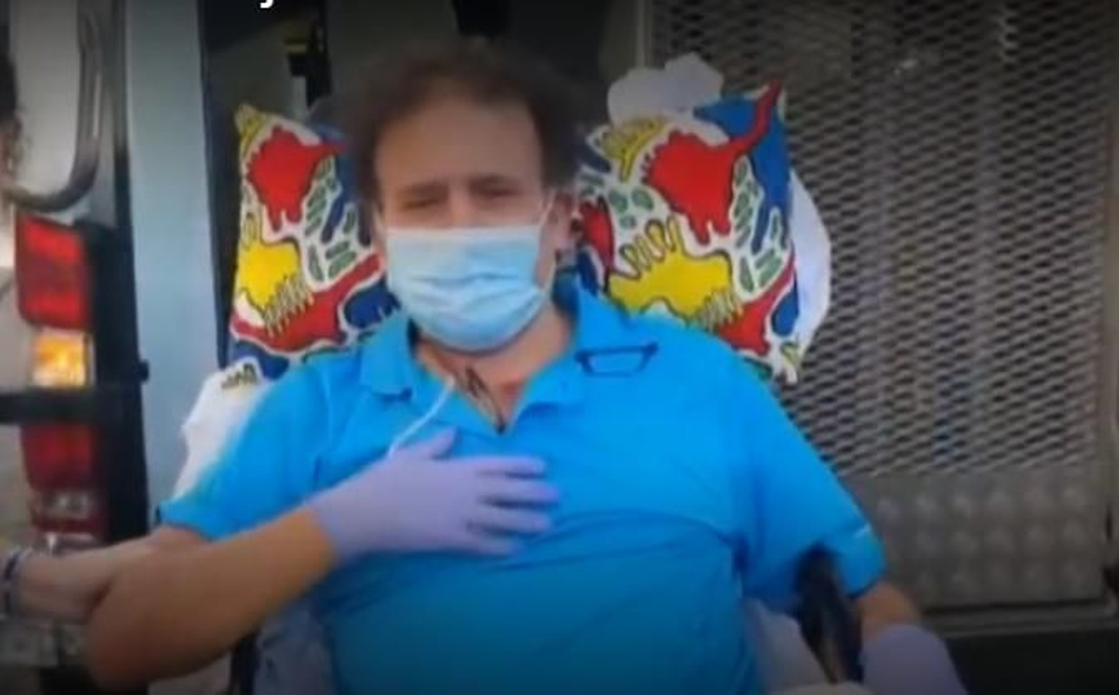 Juan José Peña, emocionado, a su llegada a Lebrija donde fue recibido al ritmo de 'Dame la libertad' de su padre.