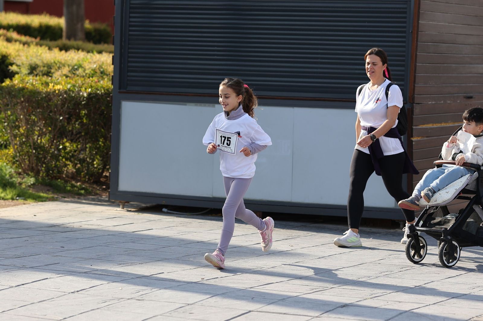 La Carrera Solidaria por el Día de la Mujer McArthurGlen, en fotos