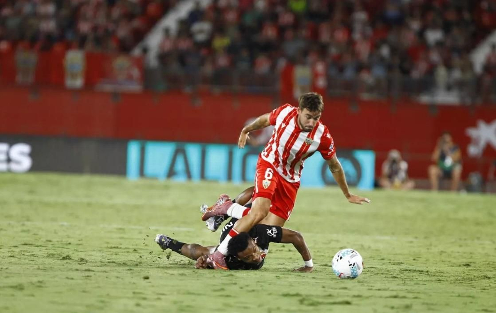 En la imagen donde Horta se va de un rival, se aprecia el mal estado del césped