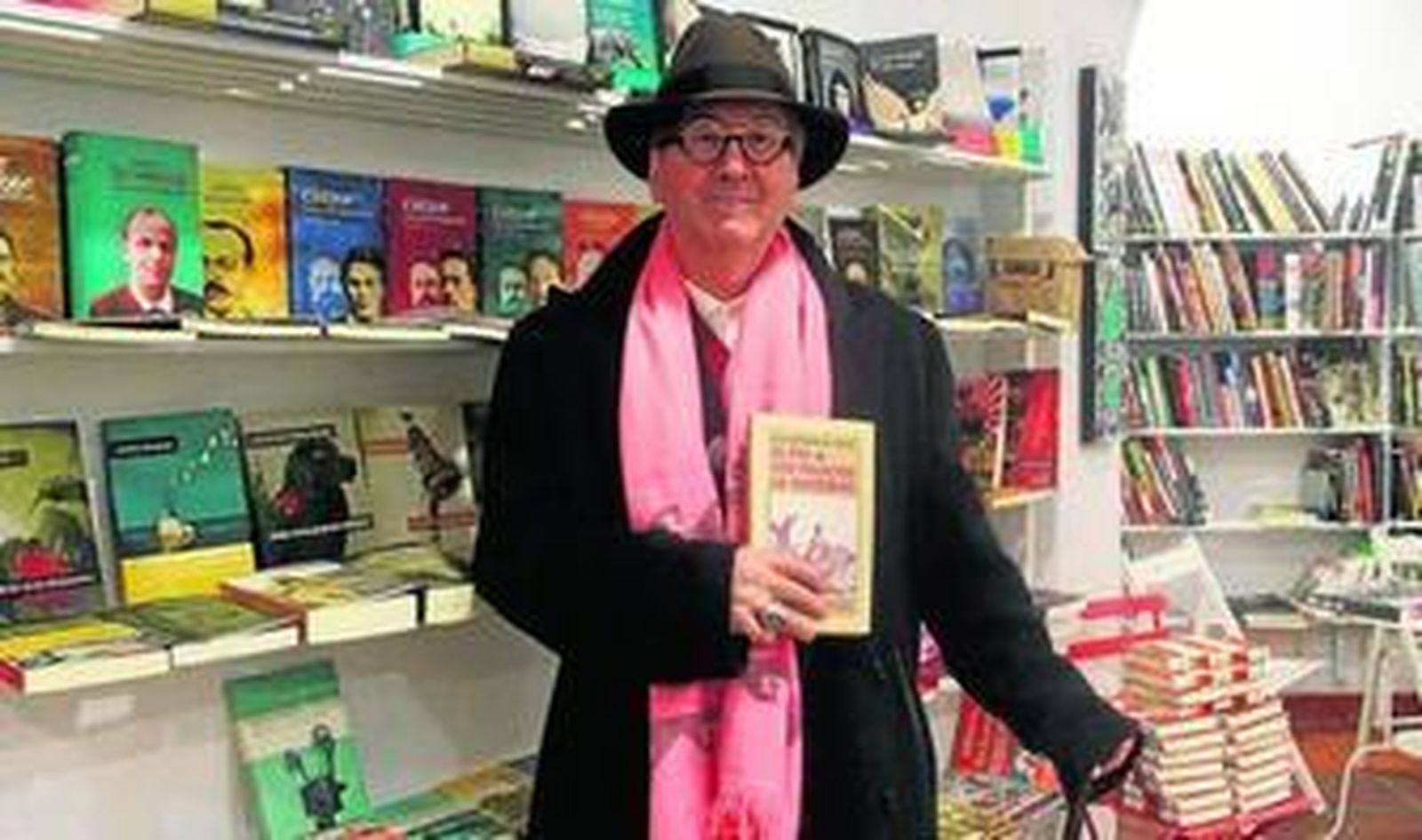 Luis Antonio de Villena, con su libro.