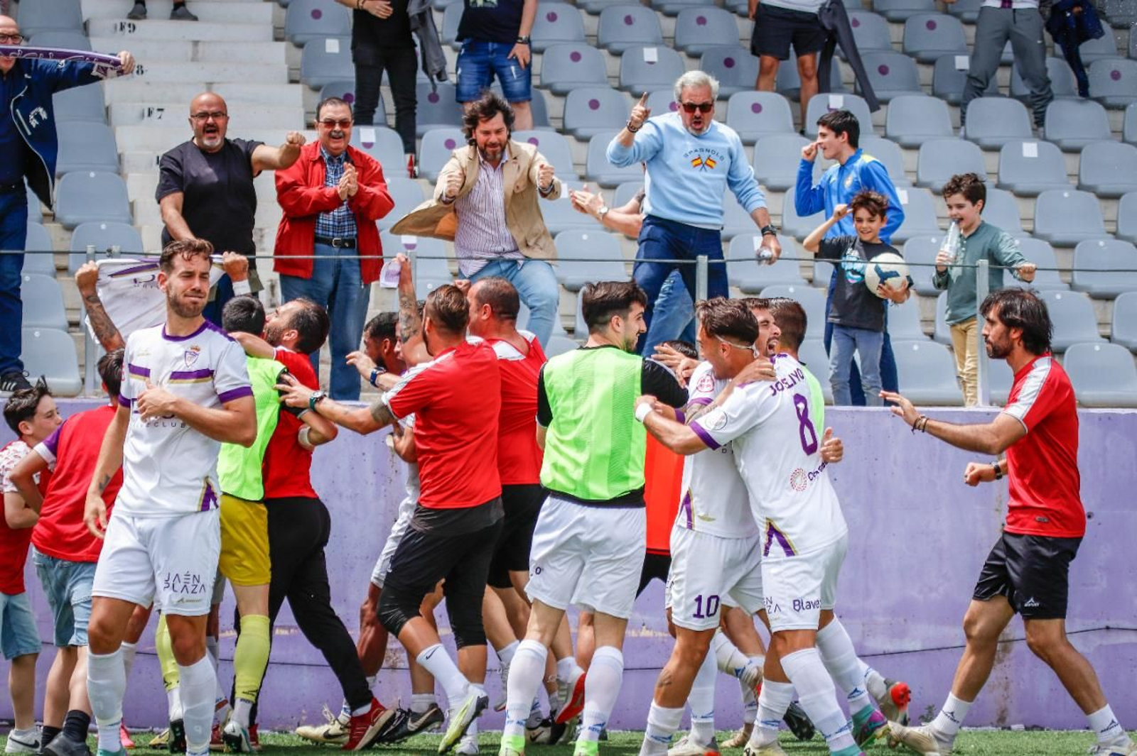 Los jugadores del Real Jaén celebran el gol de Óscar Lozano al líder.