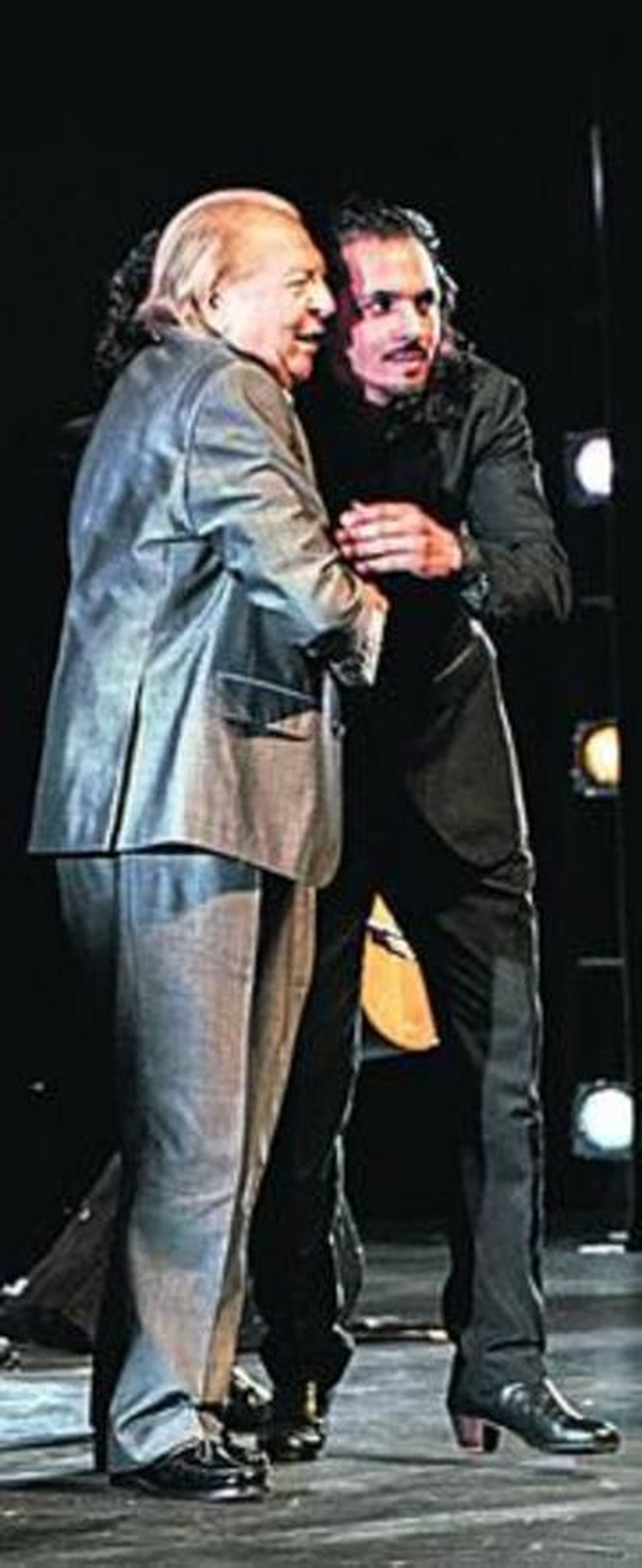 El Lebrijano y Farruquito, abrazados al final de la gala del jueves.