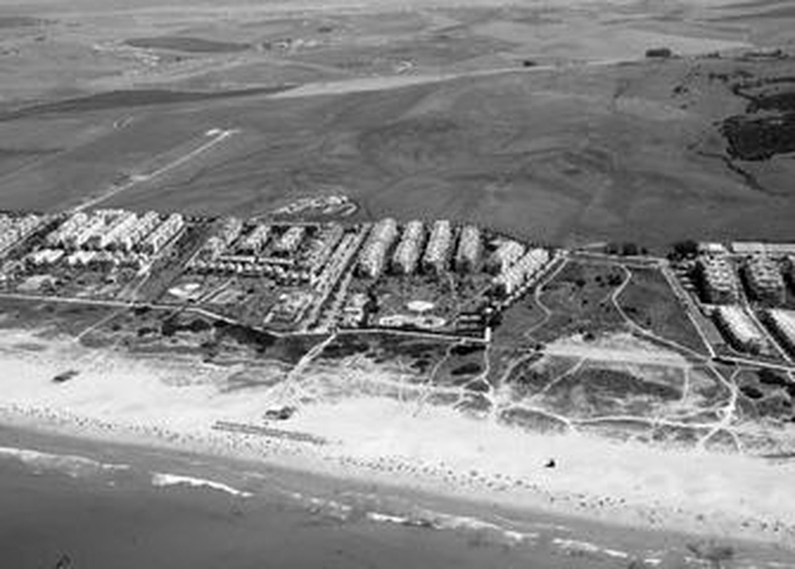 Vista aérea del complejo turístico de Atlanterra, situado en el norte del término municipal de Tarifa, justo en la frontera con Barbate.