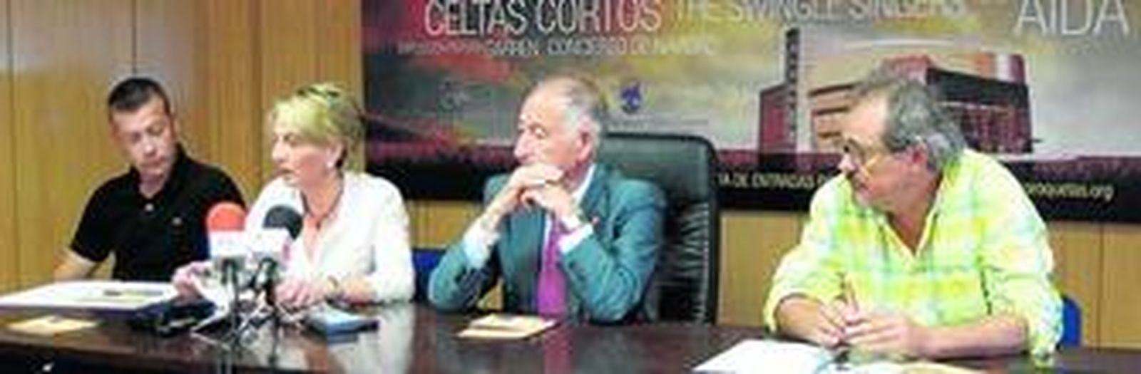 Gabriel Amat junto a Eloísa Cabrera, Juan José Martín y Gabriel Sánchez, ayer en Roquetas.