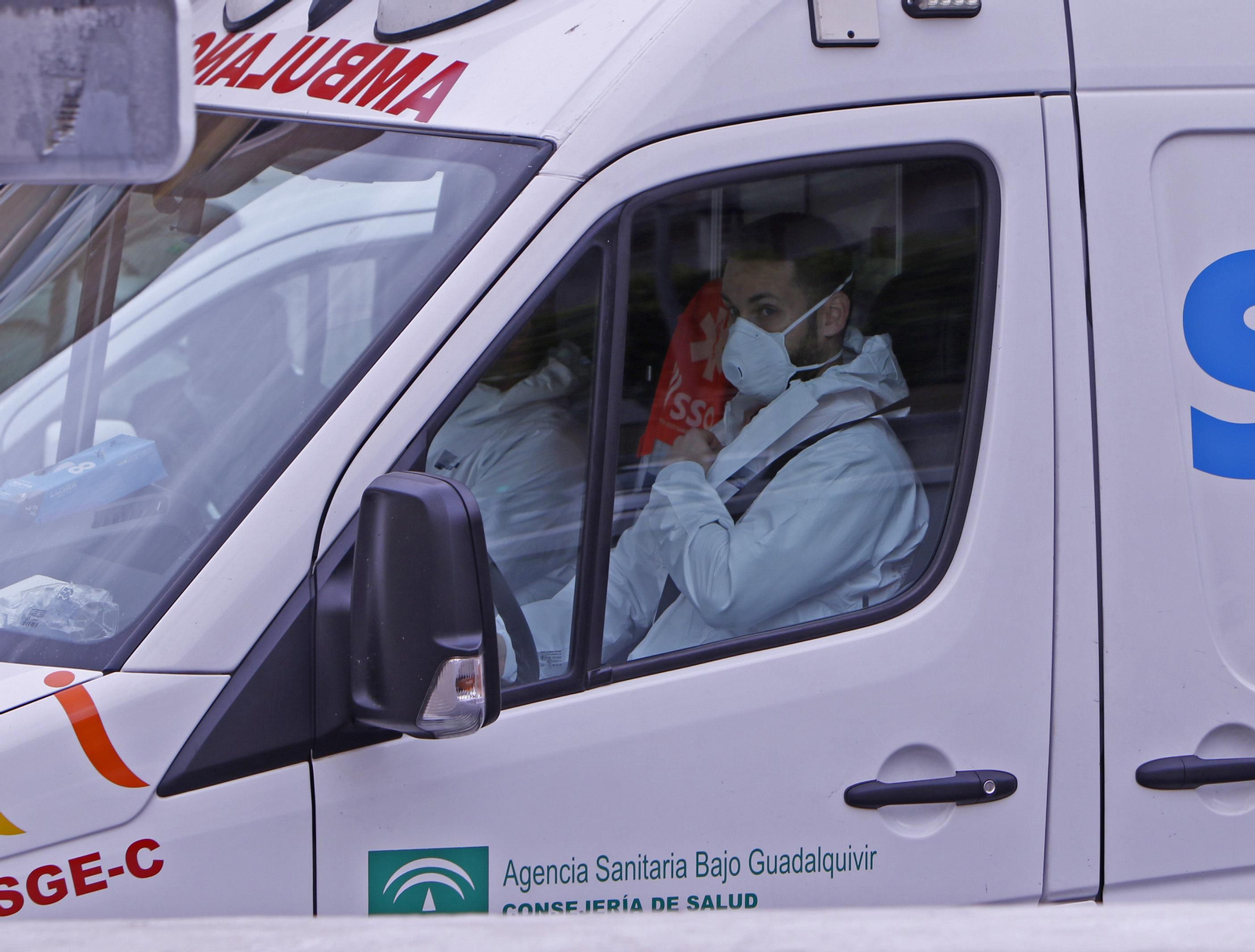 Una ambulancia de la Agencia Sanitaria Bajo Guadalquivir.