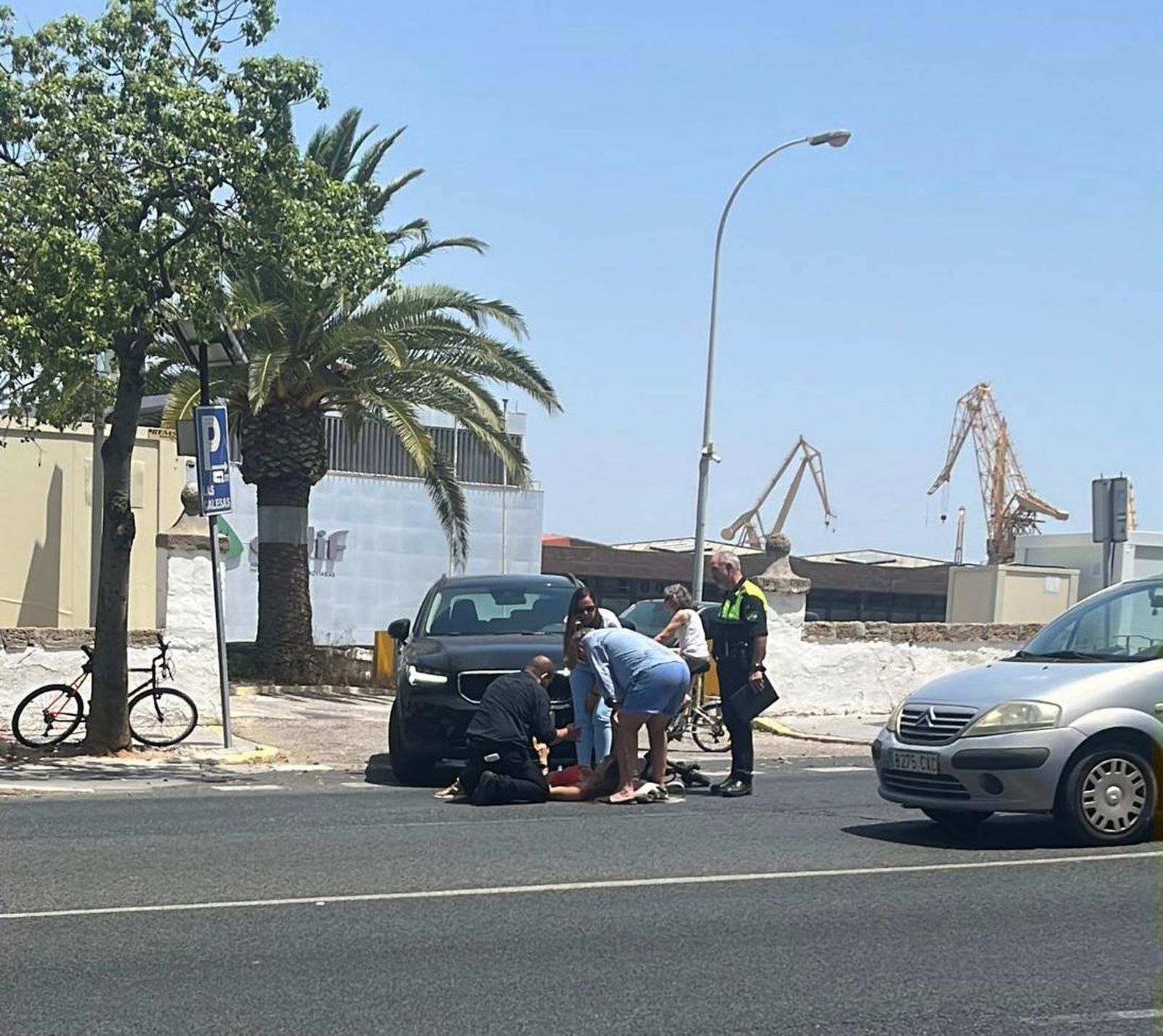 La conductora del patinete es atendida por viandantes y la Policía Local.