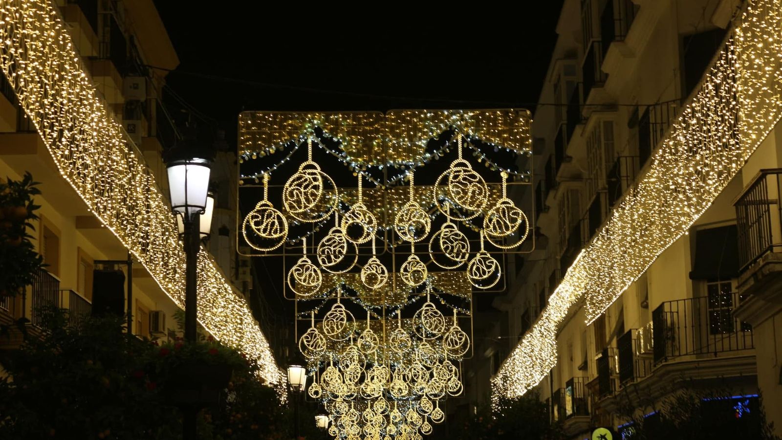Una vía del centro decorada con motivos navideños.