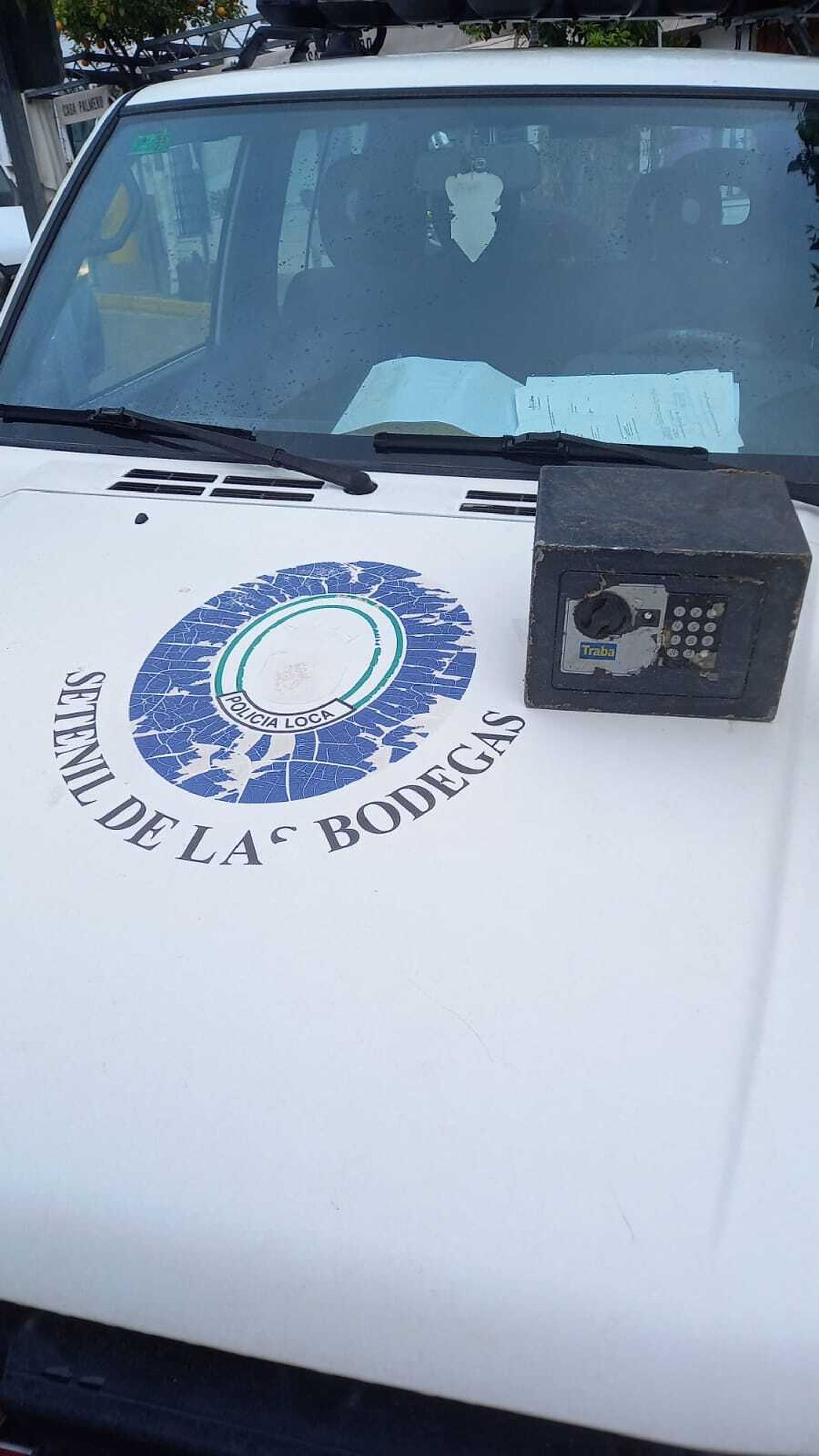 La caja fuerte sobre el coche patrulla