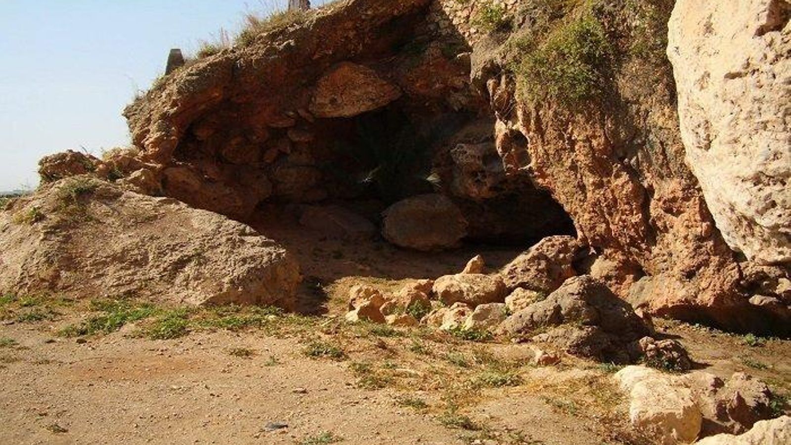 Entrada a las cuevas de La Araña.