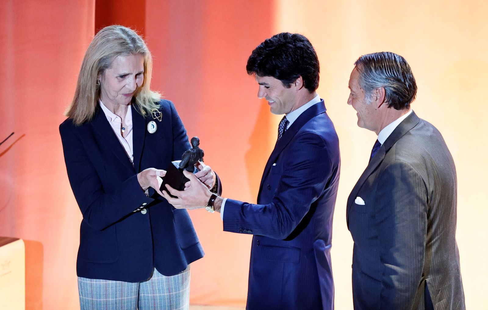 Pablo Aguado entrega la estatuilla a la infanta Elena en presencia del presidente del Círculo, Pedro García Rivero.