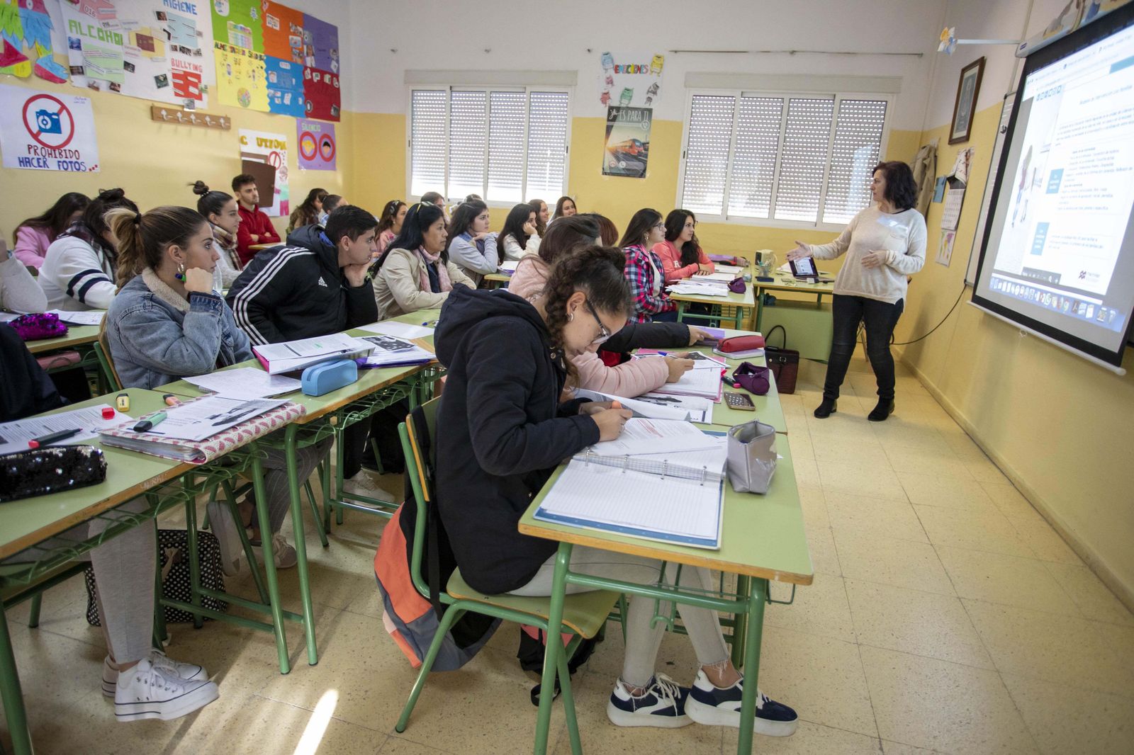 Imagen de archivo de alumnos en una clase bilingüe.