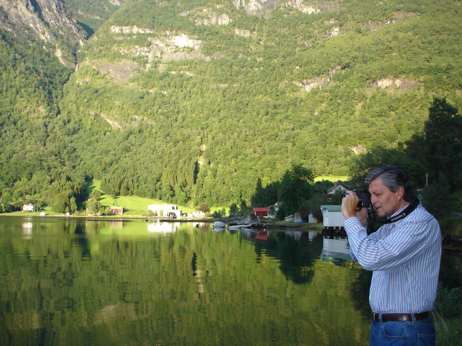 El catedrático de Geografía de la UAM, Rafael Mata, fotografiando un paisaje.