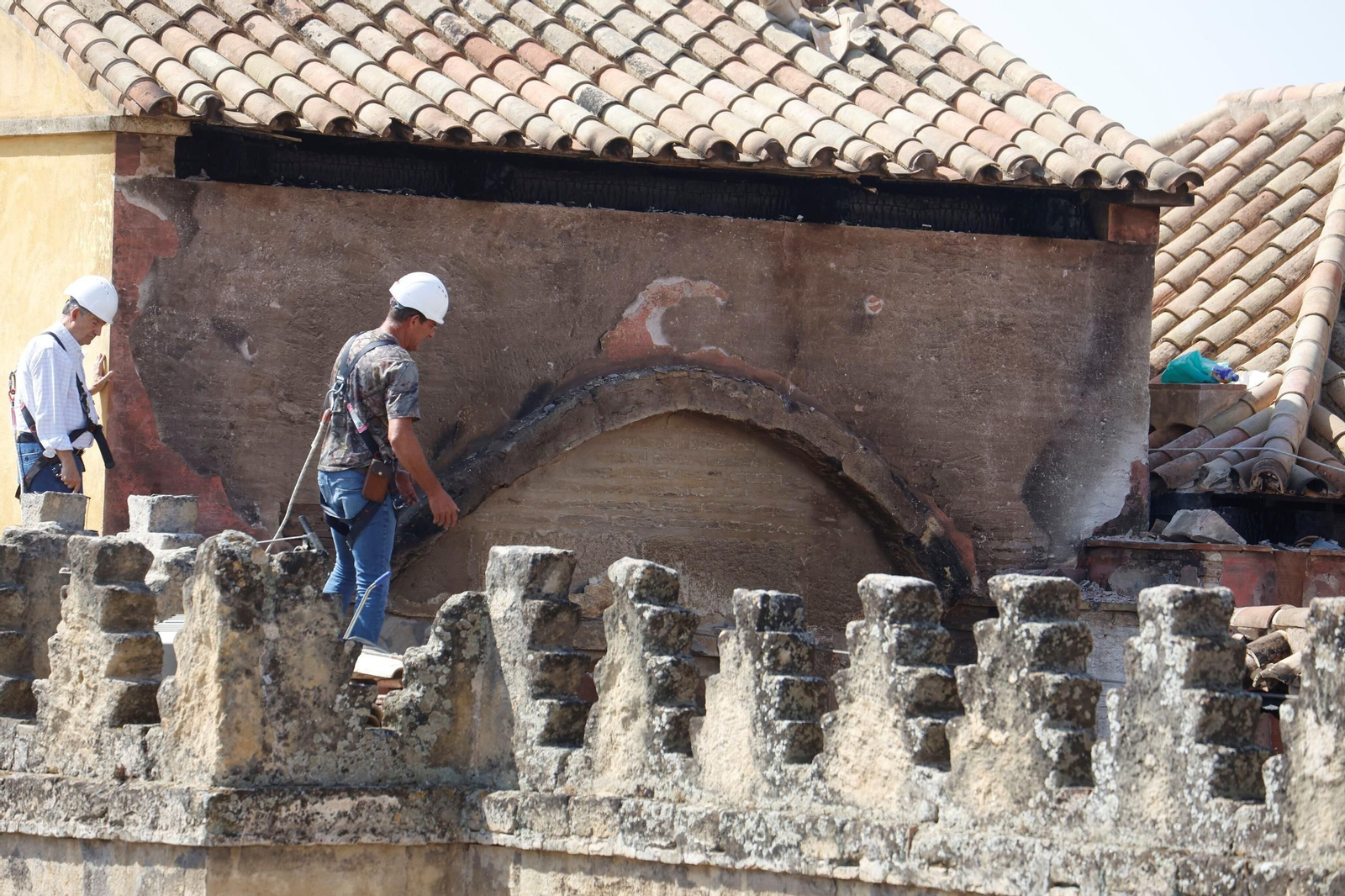 Los daños producidos por el incendio en la Mezquita-Catedral vistos desde las cubiertas