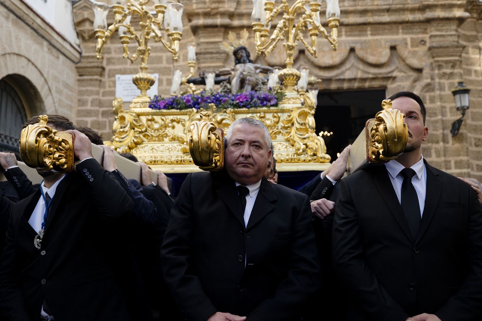 Las imágenes del vía crucis del Cristo de la Misericordia, de la hermandad de La Palma, a la Catedral