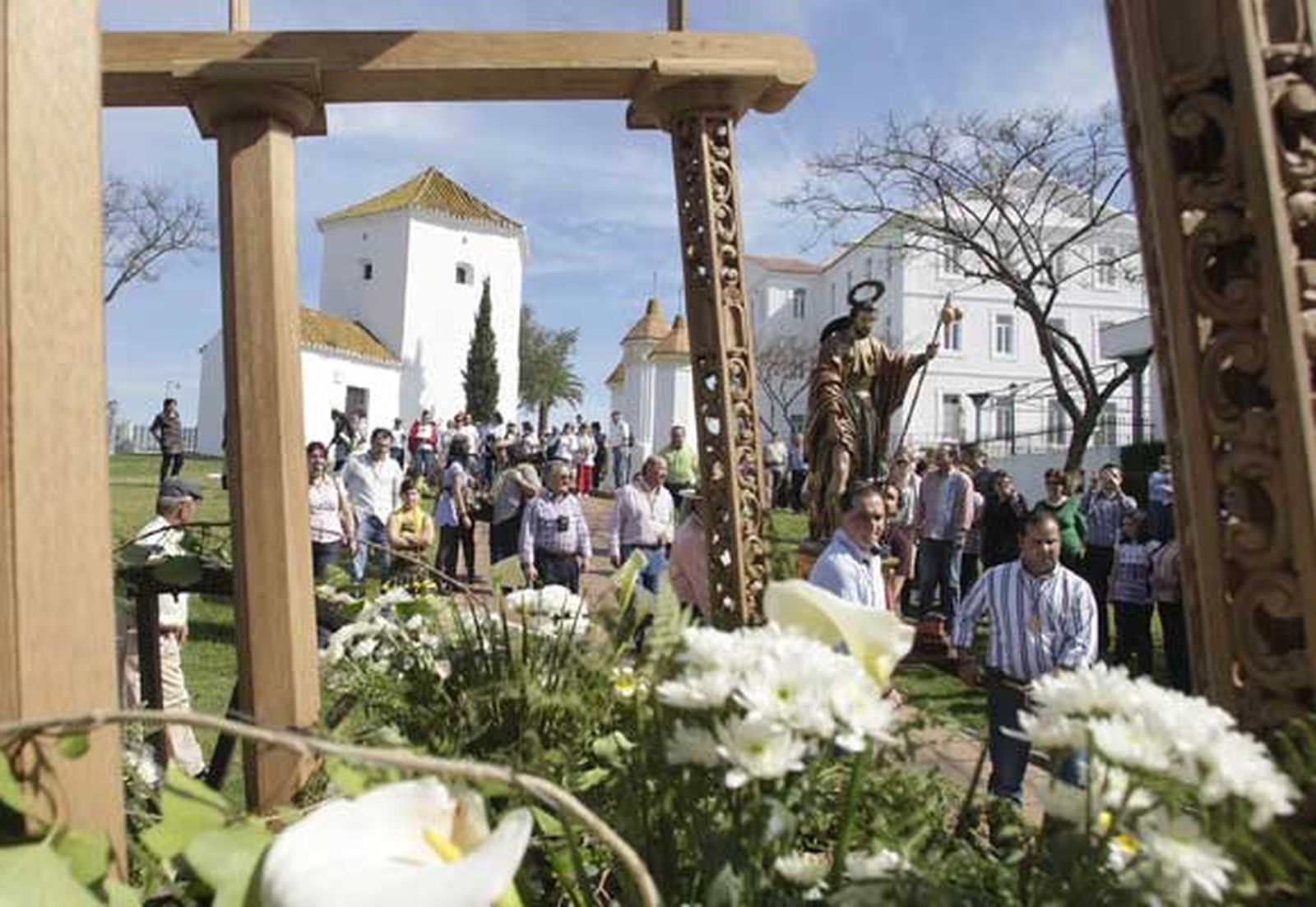 Los sanroqueños llenan el Pinar del Rey para estar con su patrón. La afluencia de pública desborda todas las previsiones de la organización

Foto: Erasmo Fenoy