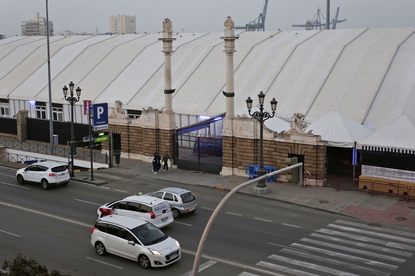 La carpa del año 2017 instalada ante la Puerta del Mar del muelle de Cádiz.