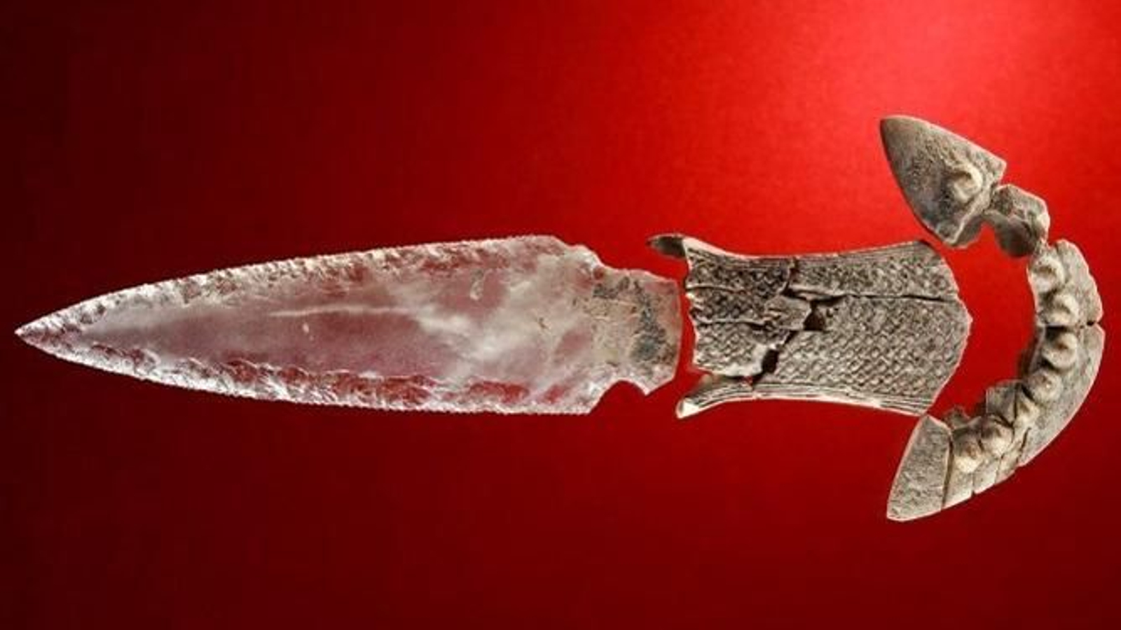 La enigmática daga de cristal de roca.