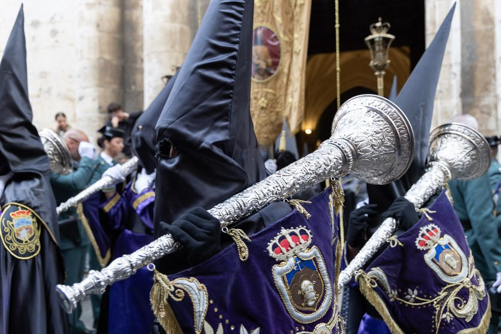 Las cofradías de la Vera Cruz, Expiración y Gran Poder lucen sus cortejos en la calle