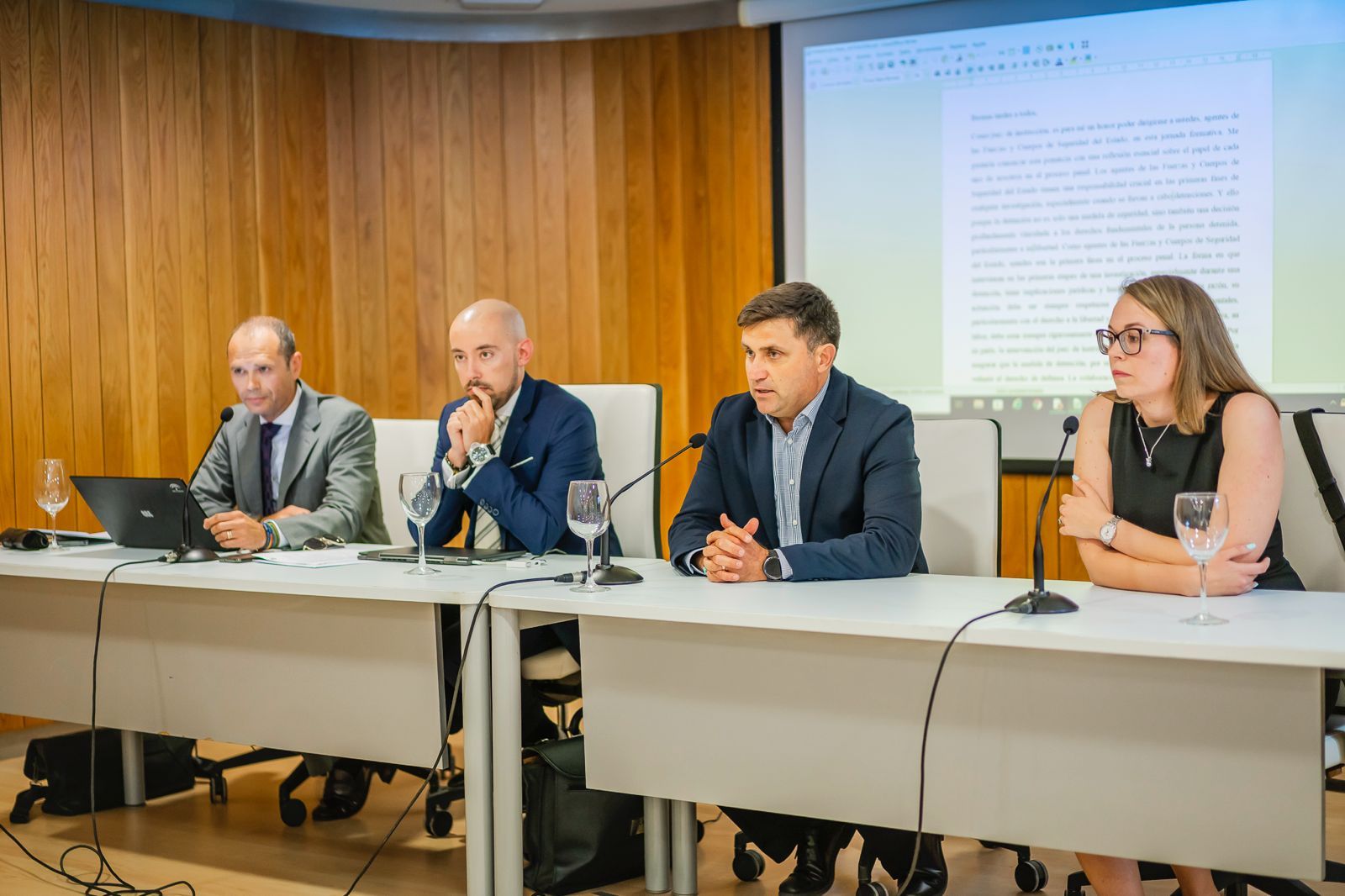 Miembros de la Policía Local y del poder judicial de Roquetas coinciden en unas jornadas formativas.