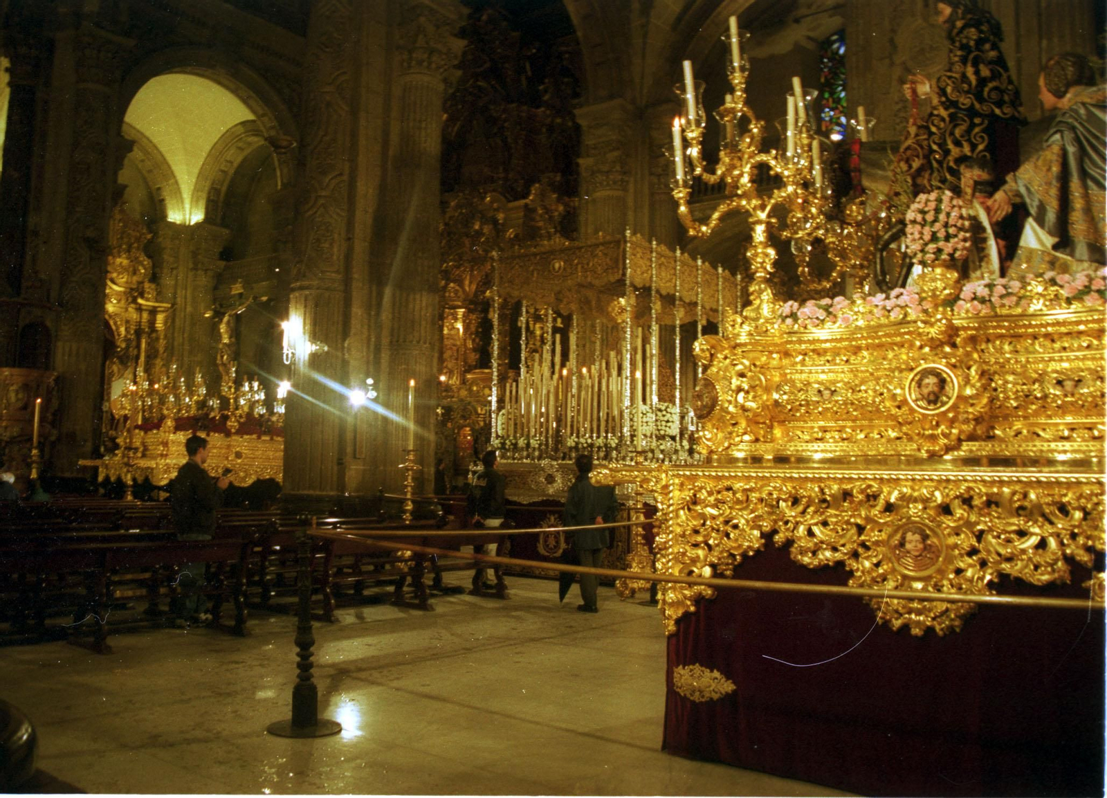 Los pasos montados en la iglesia del Salvador para el Congreso.