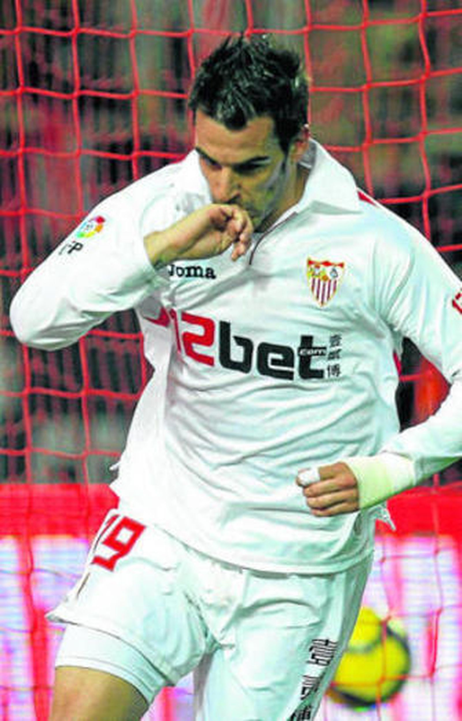 Negredo celebra con su gesto característico el primer gol.