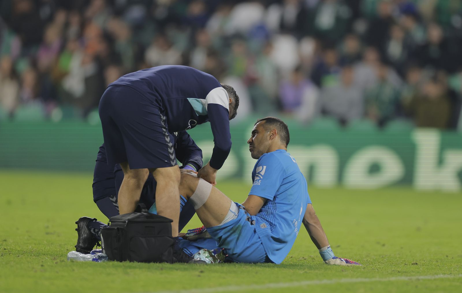 Claudio Bravo, en el momento de ser atendido por los médicos en el partido ante el Aris Limassol.