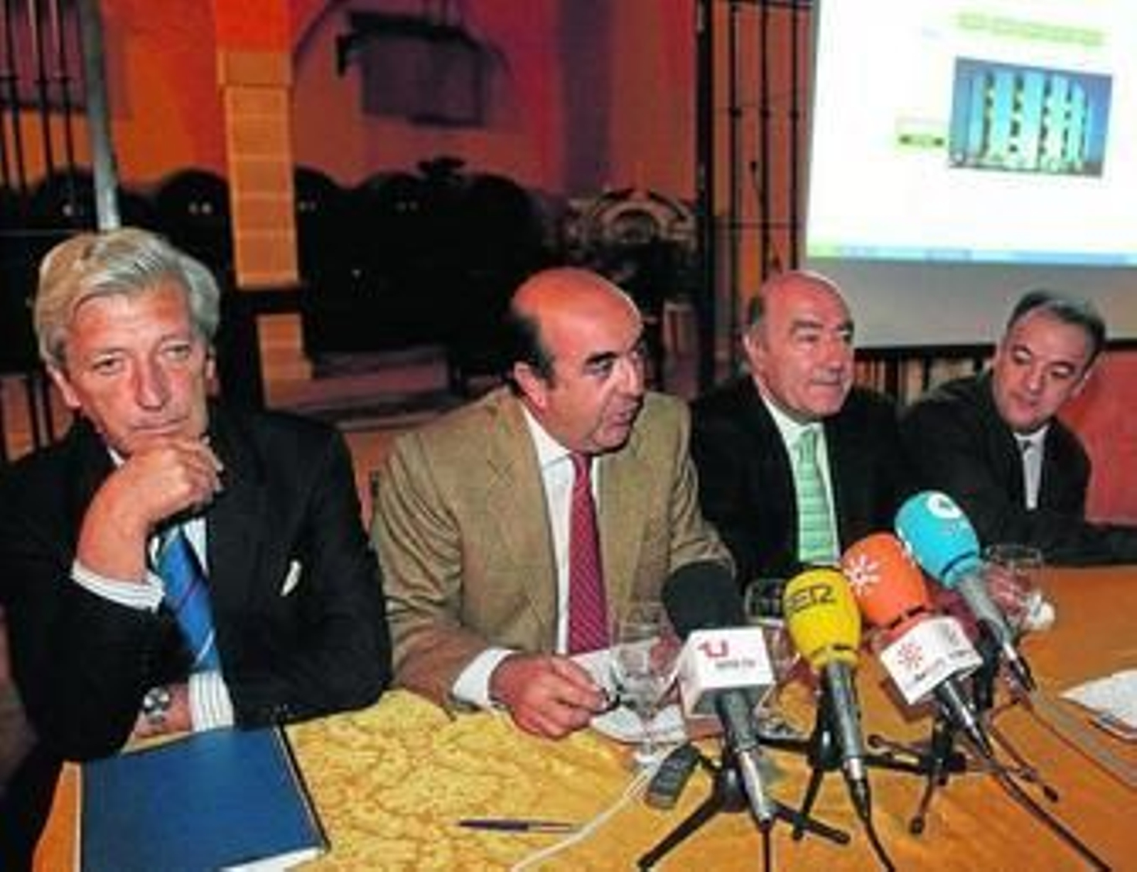 Vázquez y Cantos, junto a responsables de MP Infraestructuras y La Caixa, ayer en rueda de prensa.