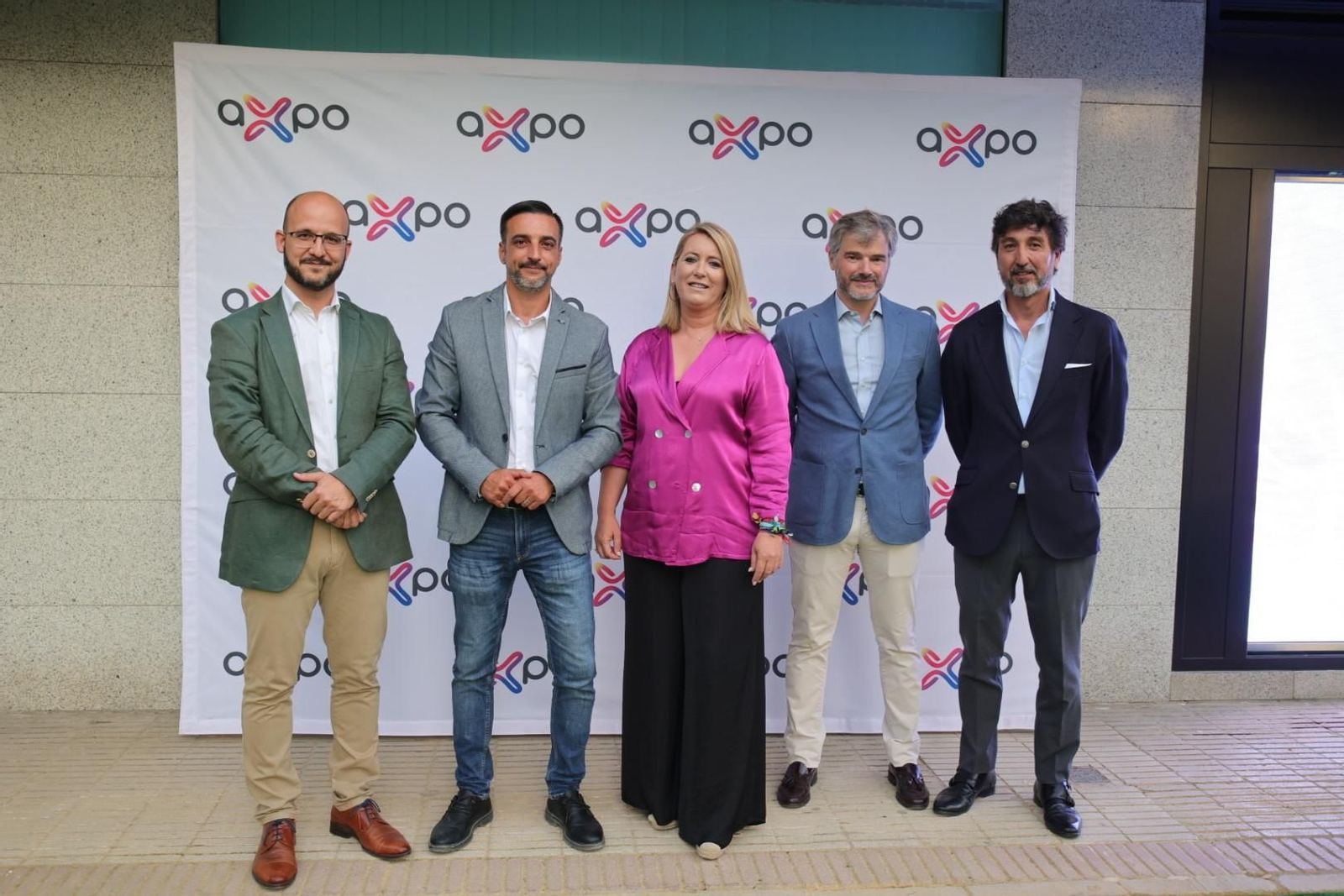 José Antonio Díaz, teniente de alcaldesa, y responsables de Axpo en la inauguración de las nuevas oficinas en Jerez.