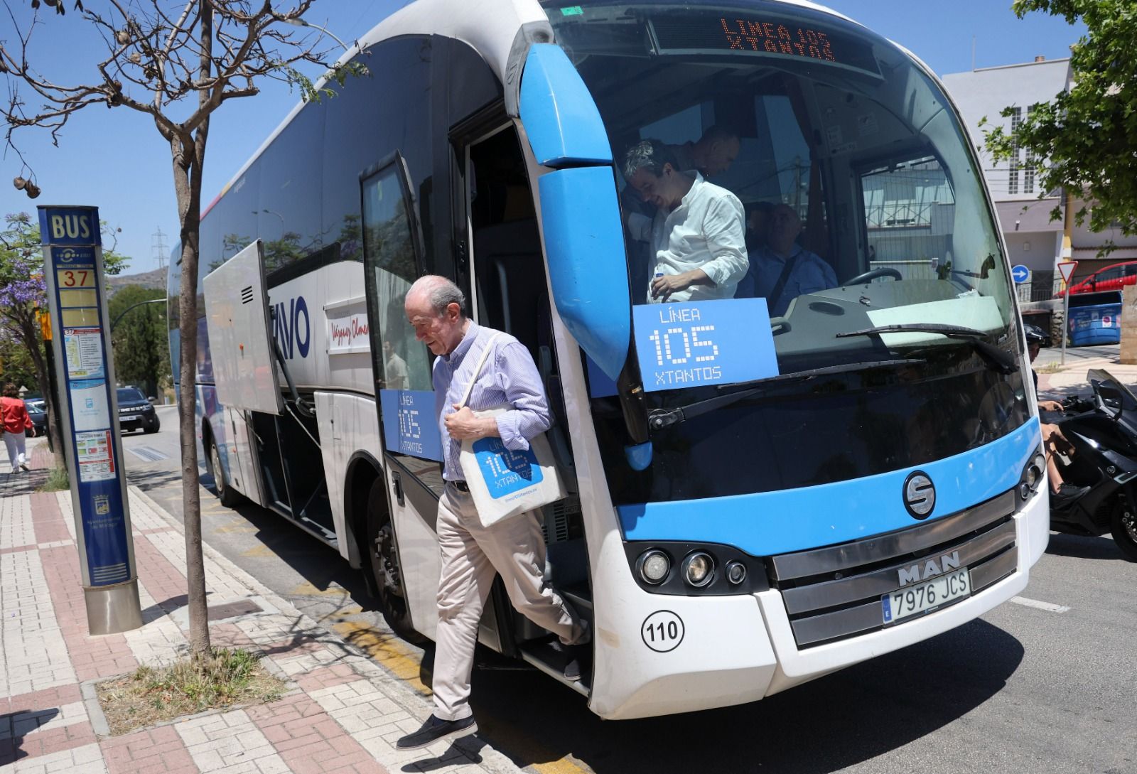 Viajeros bajando del autobús fletado por la Diócesis.