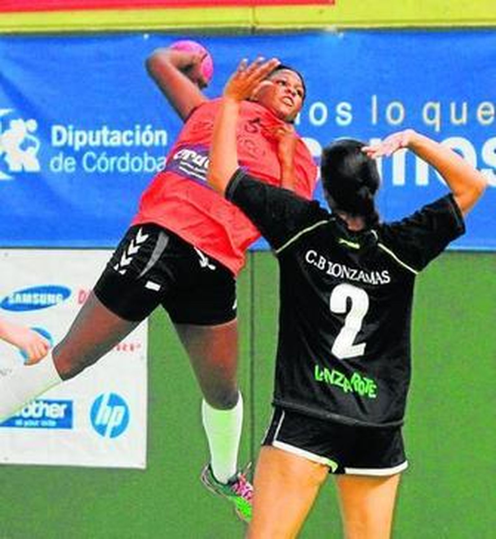 Fátima Sissé lanza ante la oposición de una jugadora canaria.