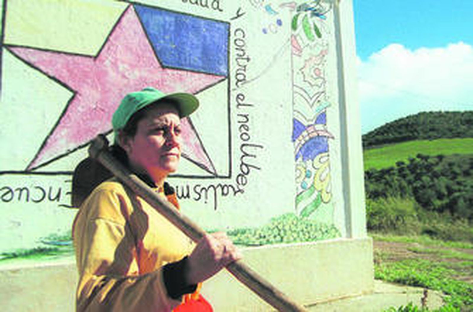 Dos agricultores posan en terrenos del IARA en la que fue la zona más polémica de la ley, Antequera, en Málaga.