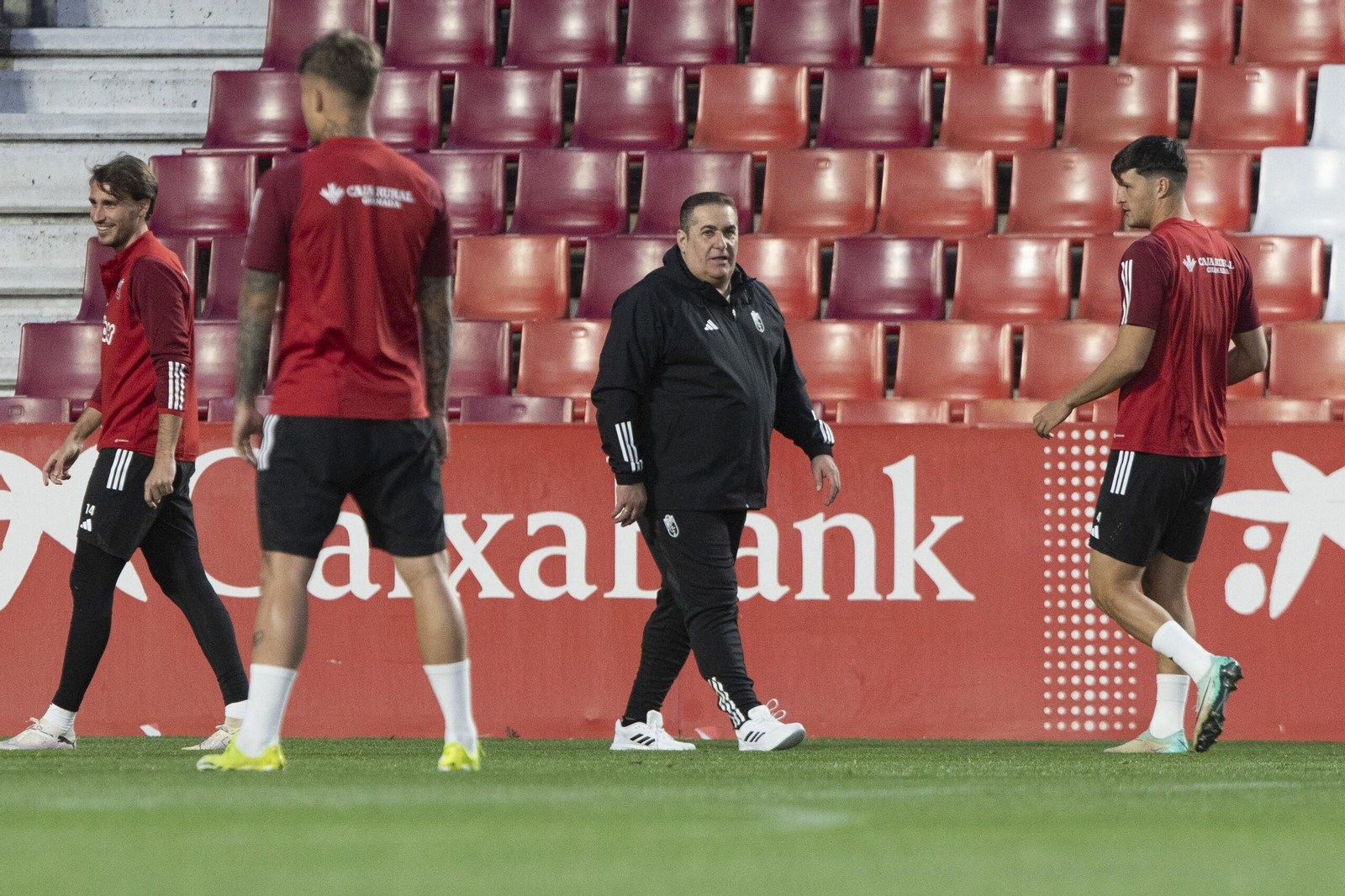Sandoval dirige su primer entrenamiento con el Granada
