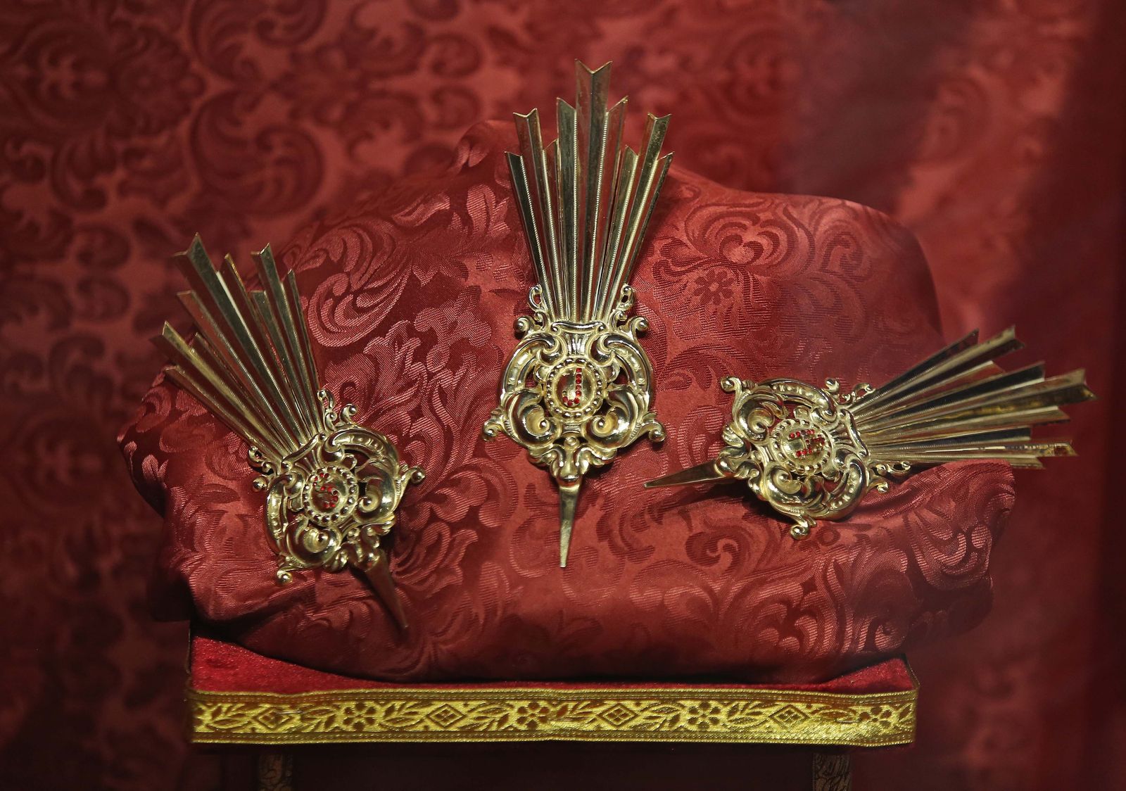 Fotos de la exposición de Enseres Cofrades en el Corte Inglés de Algeciras