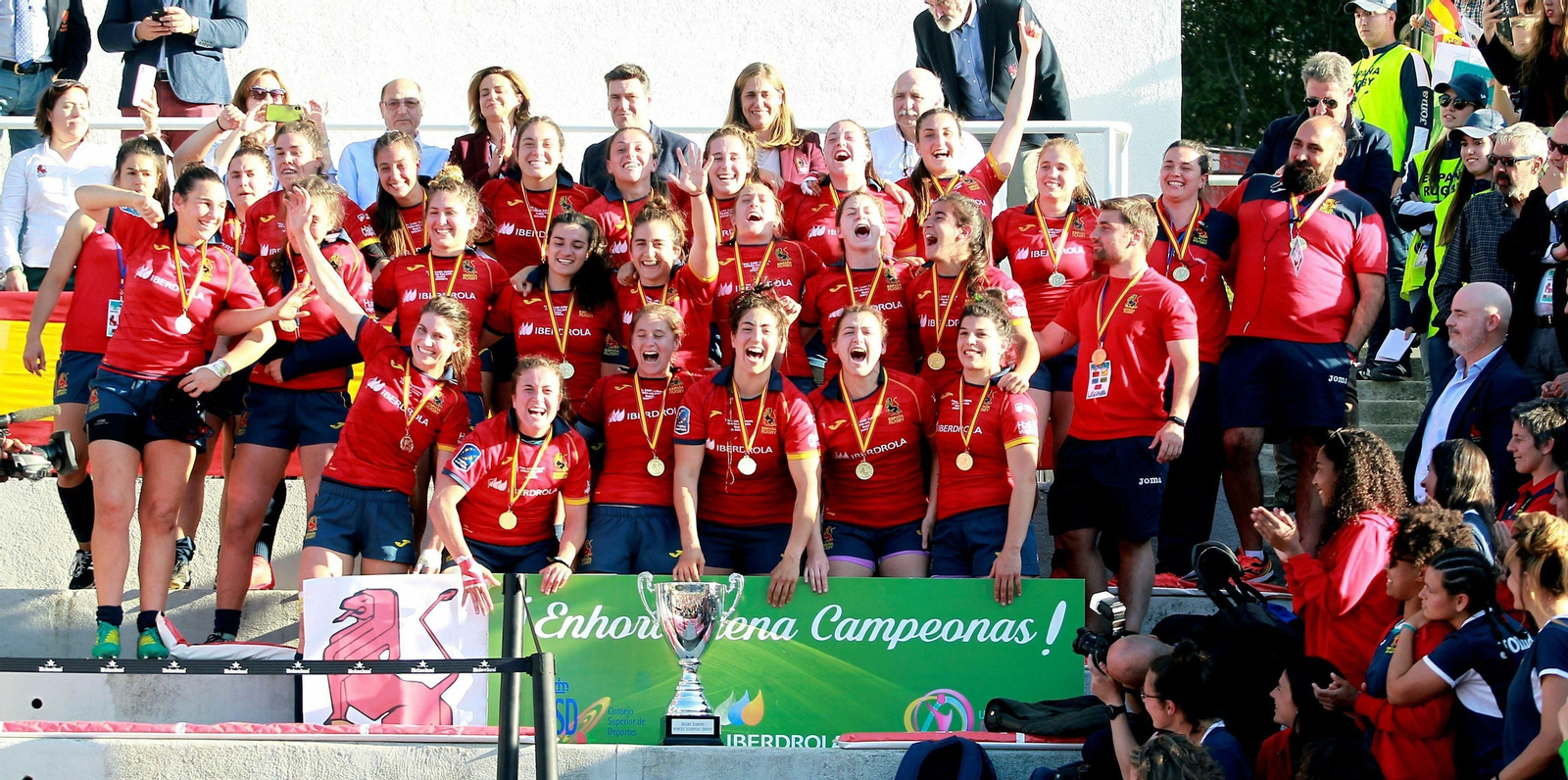La selección española, con Laura Delgado arriba a la izquierda, celebrando el título europeo.