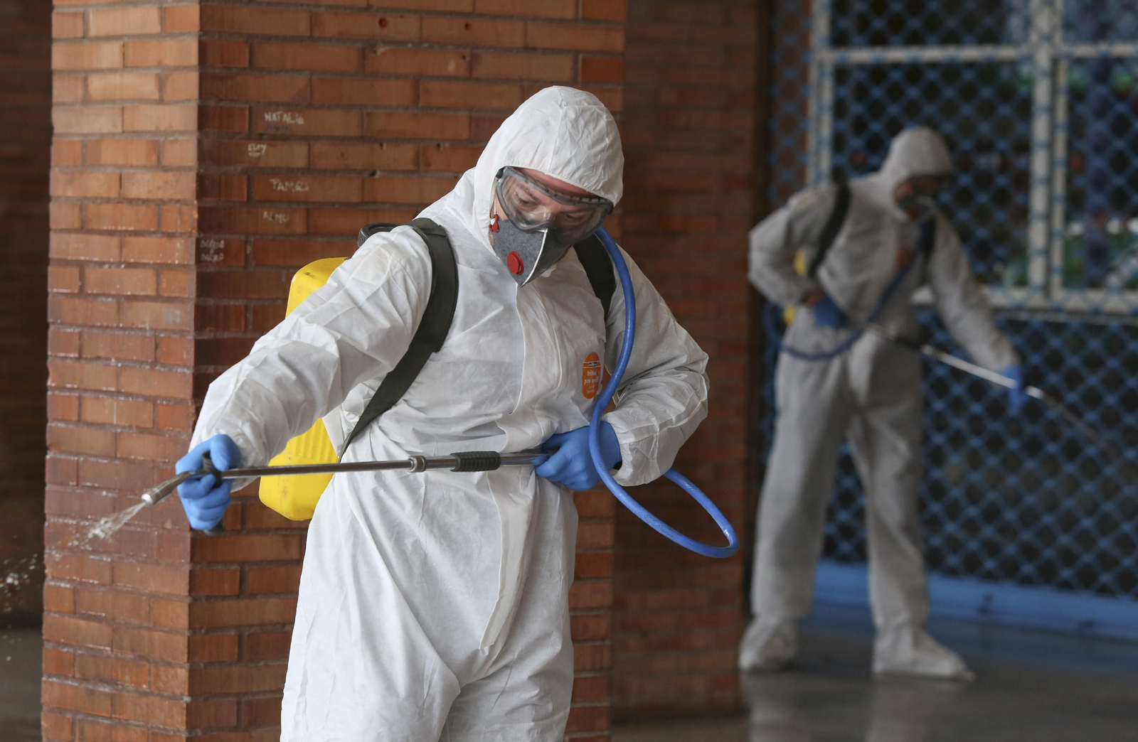 La UME desinfecta en Málaga la estación de autobuses y el puerto, en fotos