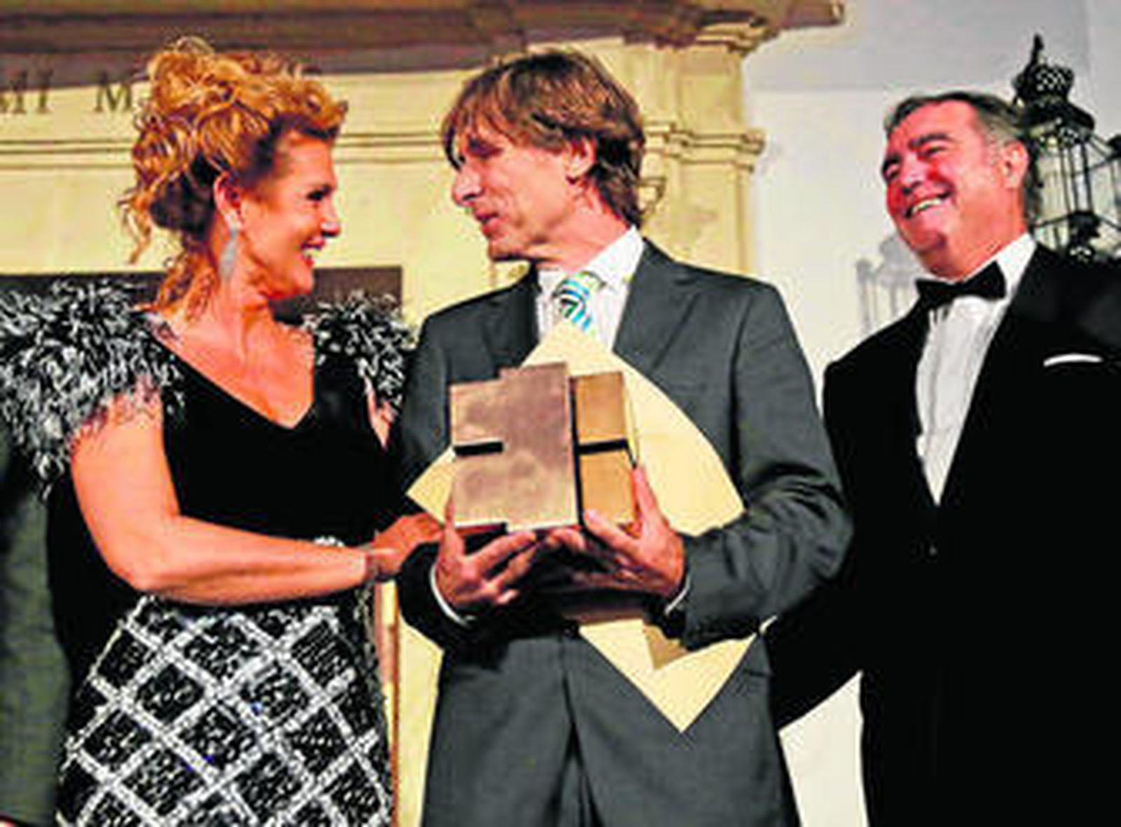 María Luisa C. Azcárate y José Ramón Estévez entregan ayer a Simón Zabell el Premio de Pintura Pepe Estévez en el Salón Valdespino.