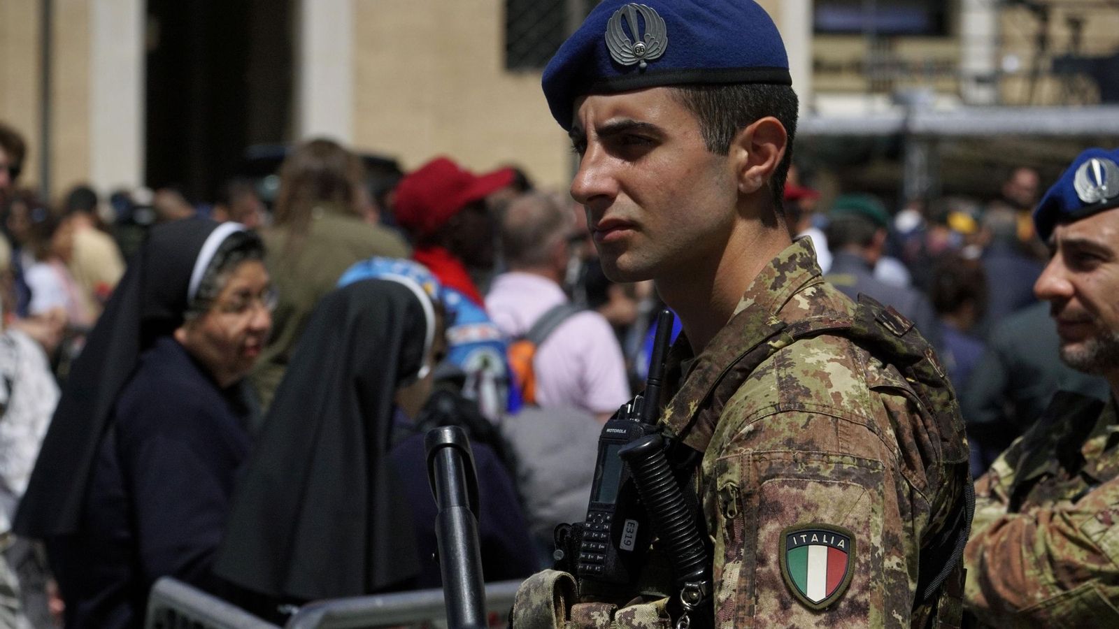 Las imágenes de las vísperas del cónclave en la Plaza de San Pedro del Vaticano