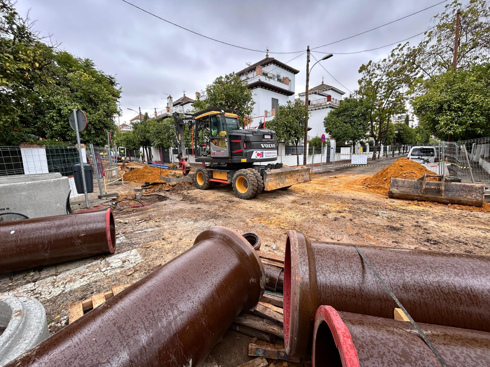 Obras de Emasesa en Heliópolis, este viernes.
