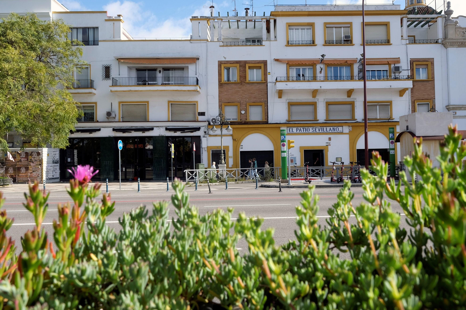 josé luis montero Fachada principal del edificio en los números 10 y 11 del Paseo de Colón.