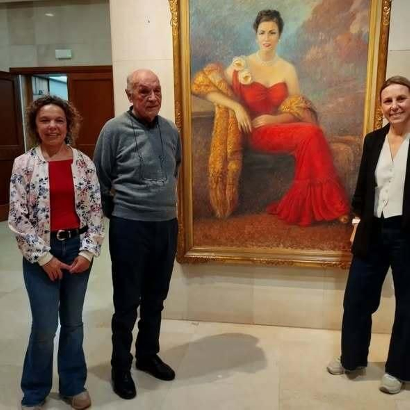 El hijo de la retratada, José Antonio Mancheño, en el momento de su donación.