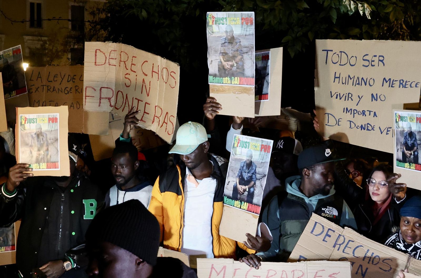 Concentración de senegaleses por la muerte de Mamouth