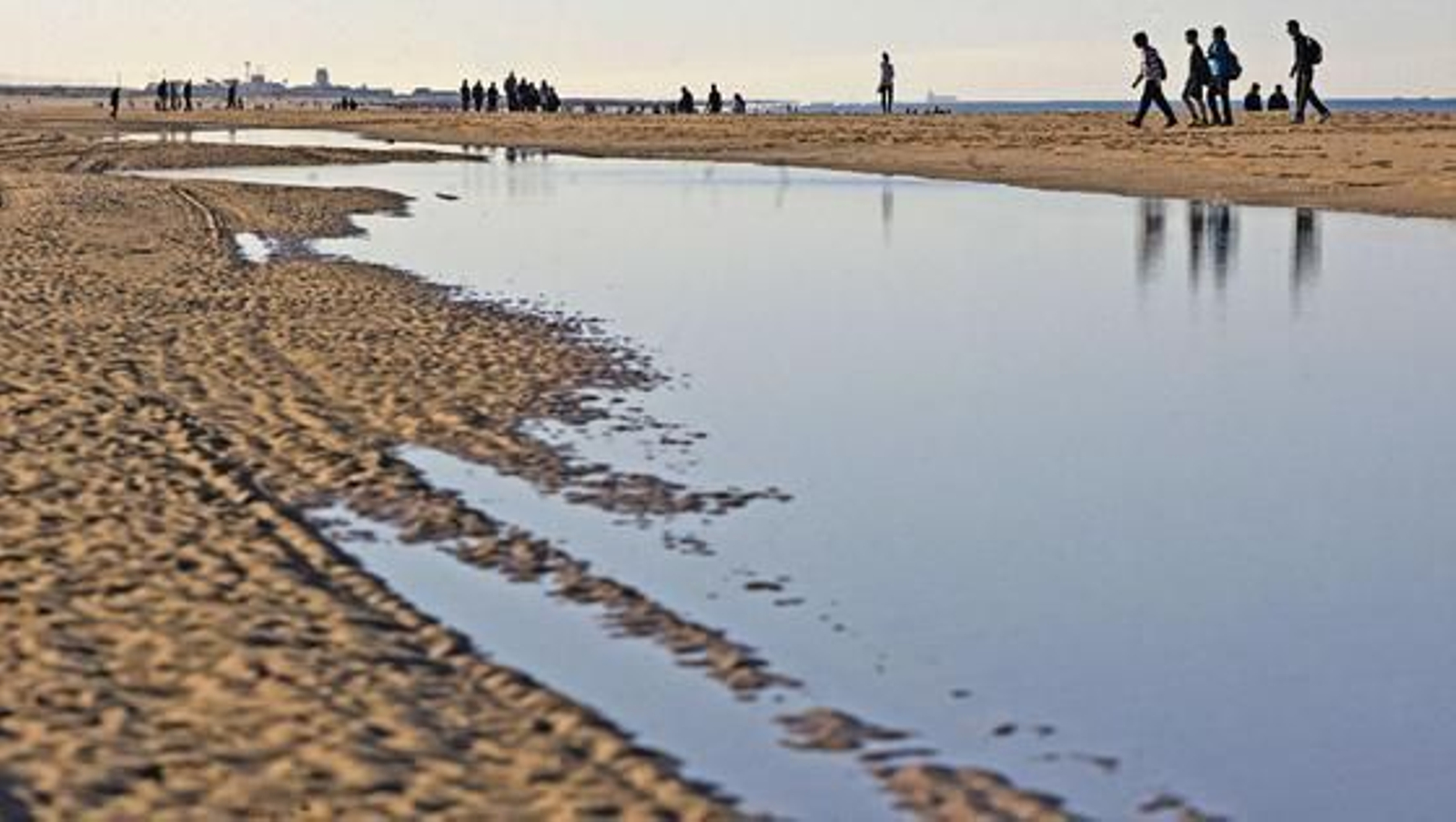 Desde primeras horas de la mañana, en la playa de la Caleta se han reunido miles de ciudadanos, dispuestos a disfrutar y fotografiar la marea del año./Julio González

Foto: Julio Gonz?z/Jes?ar?