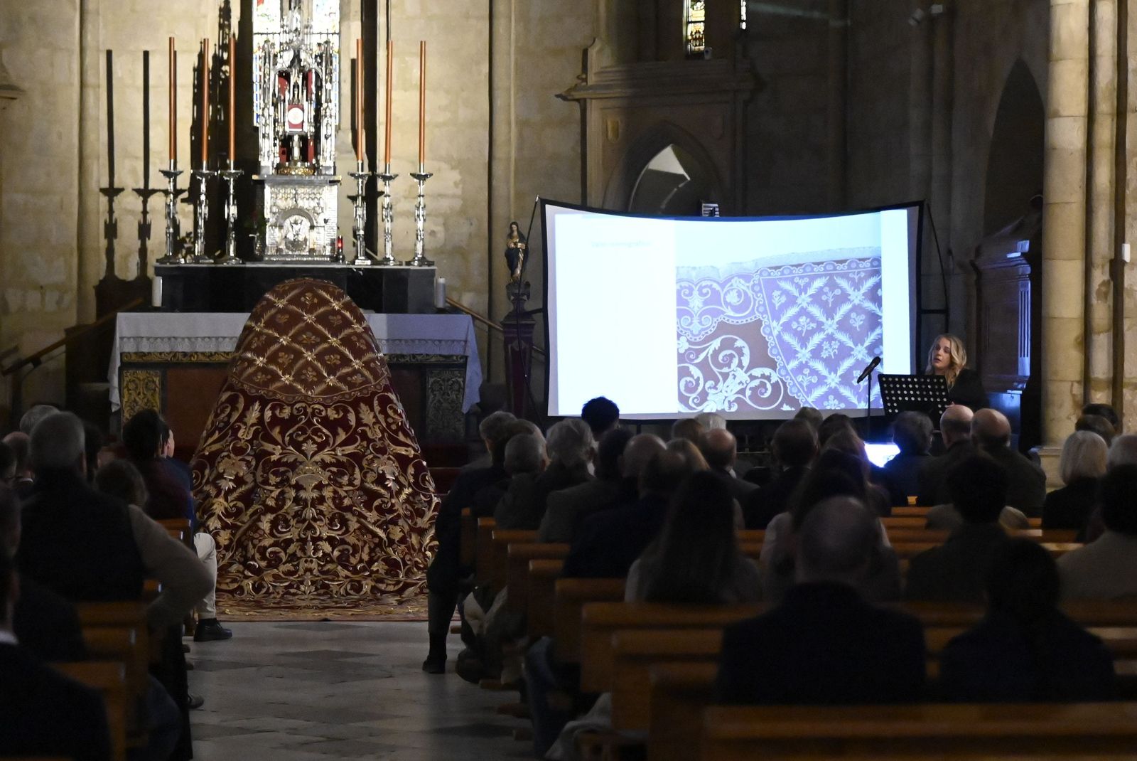 Las fotos de la presentación del manto de la Reina de los Mártires de Córdoba tras su restauración